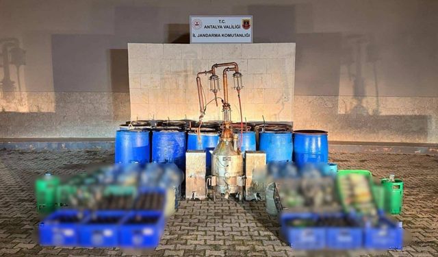 Elmalı'da 3 bin 750 litre kaçak ve sahte alkol ele geçirildi