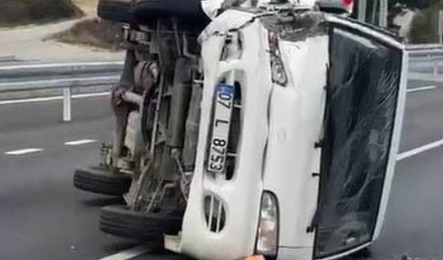 Emniyet şeridindeki araca çarptı: 2 yaralı