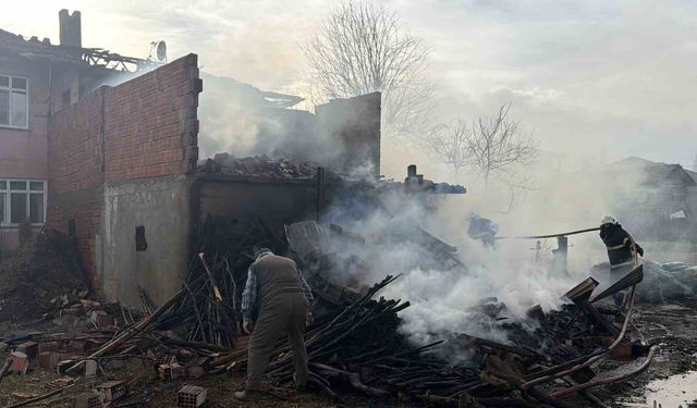 Erbaa'da ahırda çıkan yangın eve sıçradı