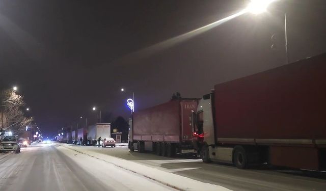 Erzincan-Sivas karayolu çığ nedeniyle bir süre ulaşıma kapandı