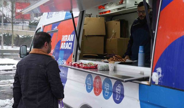 Esenler'de karla mücadeleye sıcak destek