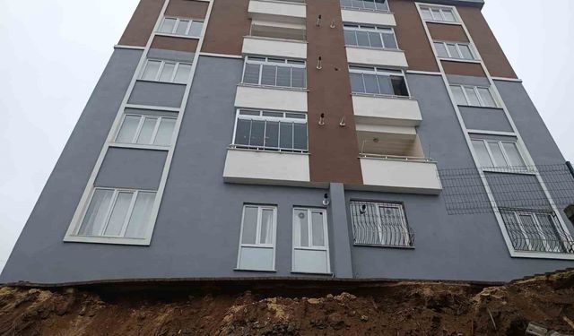 Ev sahibi, duvar çökmesini 'deprem' zannetmiş