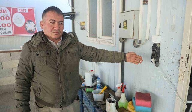 Film sahnelerini aratmayan görüntü: Motosikletle gelen maskeli 2 şahıs pompalı tüfeklerle iş yerini kurşunladı