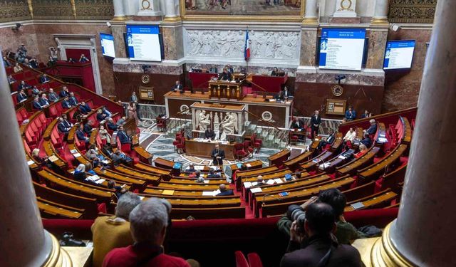 Fransa'da Lecornu hükümetine yönelik iki gensoru önergesi reddedildi