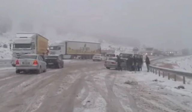 Gaziantep-Araban kara yolunda kar esareti: Çok sayıda araç mahsur kaldı