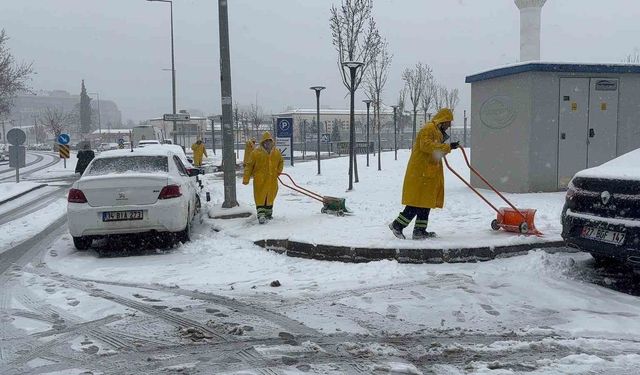 Gaziantep'te yoğun kar yağışı etkili oluyor