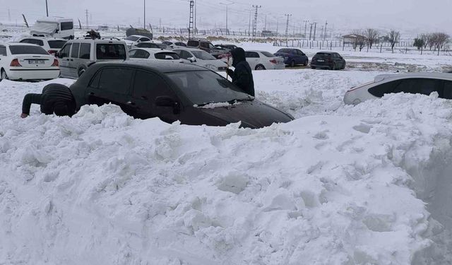 Gercüş'te kar, arabaların boyunu geçti