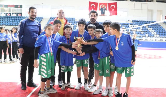Hakkari'de Küçükler Voleybol İl Birinciliği sona erdi