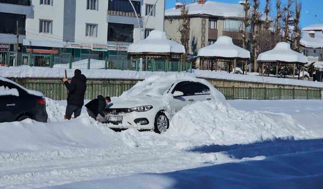 Hasköy'de araçlar kar altında kayboldu