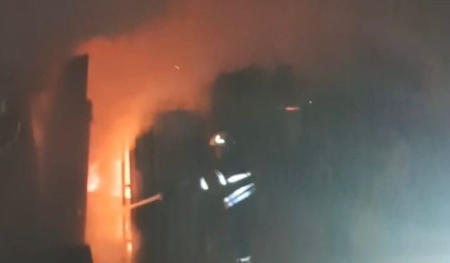 Hatay'da konteyner alevlere teslim oldu