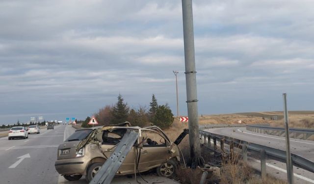 Hurdaya dönen araçtan sağ çıktı