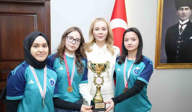 İl birincisi takım, kupayı Kaymakam Şıktaş'a götürdü