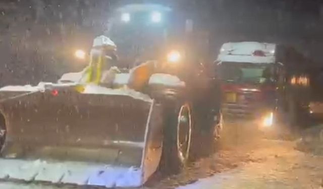 İlçe halkı üşümesin diye doğalgaz tırı iş makineleri ile çekildi