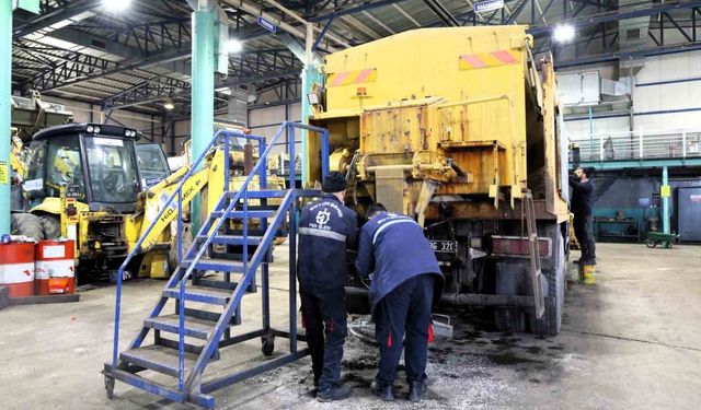 İş makinelerinin bakımı belediye atölyesinde yapılıyor