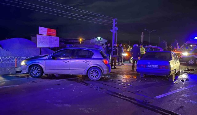 Isparta'da çarpışan otomobillerin sürücüleri hafif yaralandı