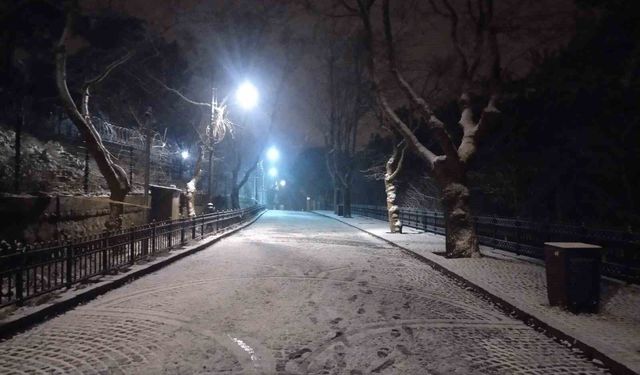 İstanbul'da kar manzaraları: Çamlıca Tepesi beyaza büründü