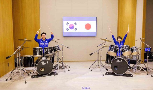 Japonya ve Güney Kore liderlerinden K-pop şarkıları eşliğinde bateri şov