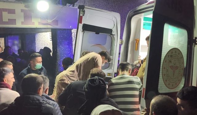 Kalbi duran yaralı için doktor sedye üzerinde kalp masajı yaptı