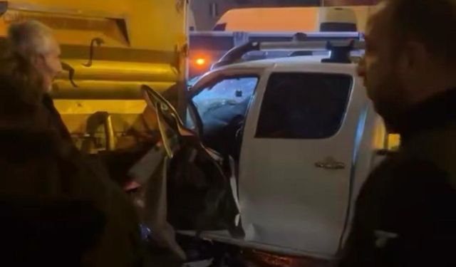 Kamyonete çarpan pikabın sürücüsü sıkıştığı yerden itfaiye ekiplerince çıkartıldı