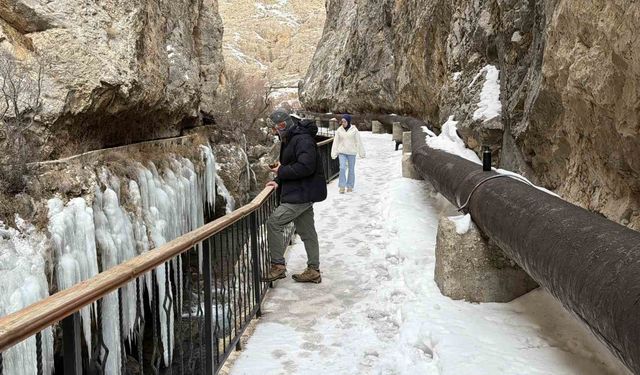 Kanyonda oluşan devasa buz sarkıtlarının boyu 5 metreyi aştı