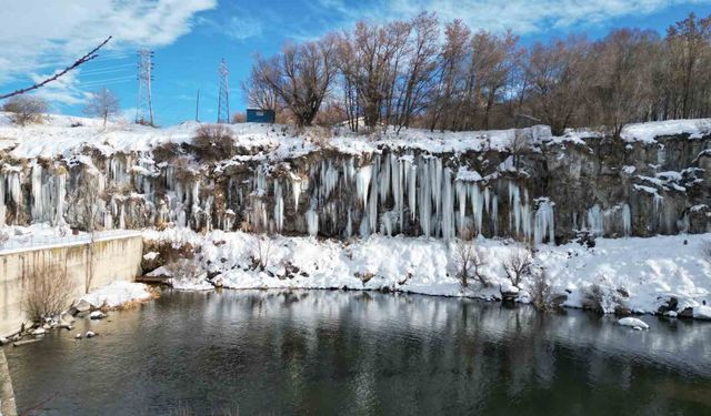 Kanyonda oluşan metrelerce boydaki buz sarkıtları görsel şölen sunuyor