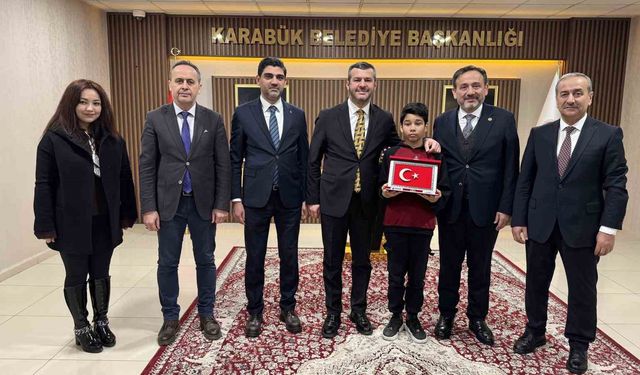 Kar altında İstiklal Marşını okuyan öğrenciye Başkan Çetinkaya da kayıtsız kalmadı