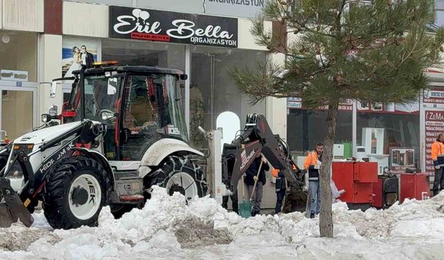 Kar kütlesinin altında kalarak hayatını kaybeden genç kız son yolculuğuna uğurlandı
