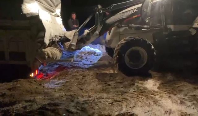 Kara saplanan araç, belediye ekipleri tarafından kurtarıldı