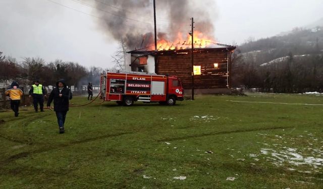 Karabük'te 450 yıllık ahşap cami alevlere teslim oldu