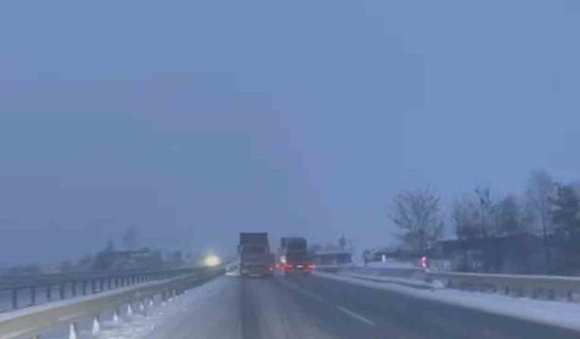 Karadeniz'i İstanbul'a bağlayan yolda kar yağışı etkili oluyor