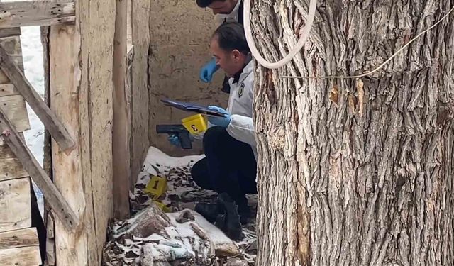 Karaman'da polisten kaçarken metruk eve tabanca atan 2 şüpheli yakalandı