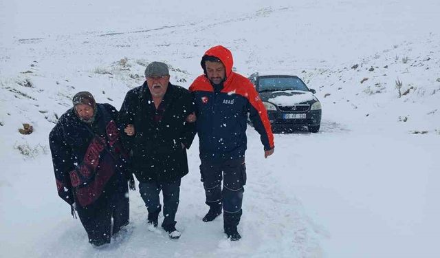 Karaman'da yolda kalan iki araçtaki 4 kişi kurtarıldı