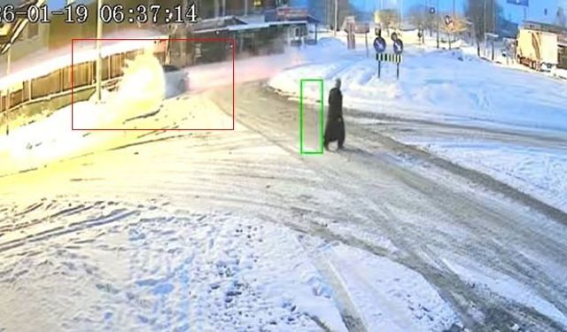 Karla kaplı yolda duramayan araç refüje çıktı