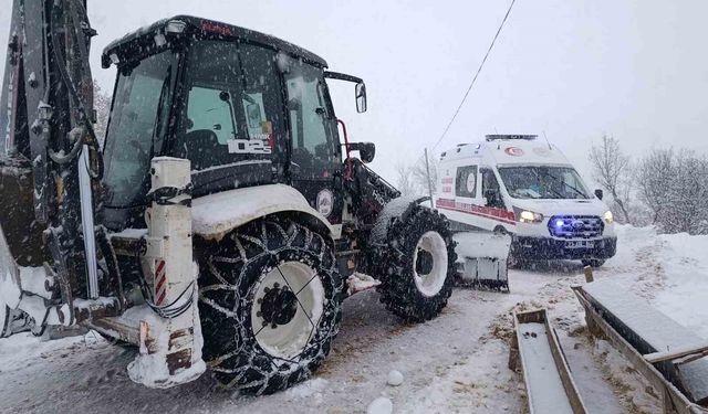 Karla kaplı yolda kalan ambulansı ekipler kurtardı