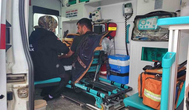 Karla mücadele ekipleri yolları açıyor, hastalara zamanında müdahale yapılıyor