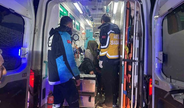 Karlı yollar aşıldı, hasta kadın kurtarıldı