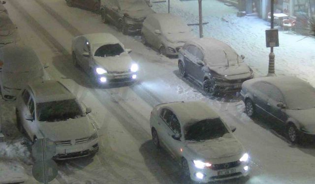 Kars'ta kar ve tipiden göz gözü görmüyor