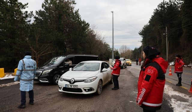 Kartepe yolunda sürücülere kış lastiği ve güvenli sürüş uyarısı
