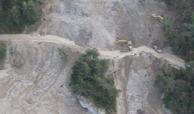 Kastamonu'da heyelan nedeniyle ulaşıma kapanan yolda çalışmalar sürüyor
