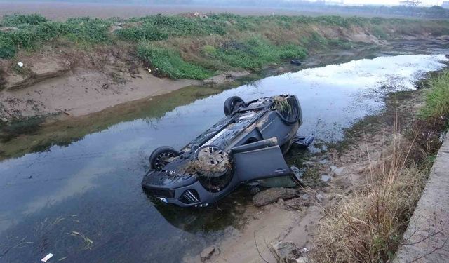 Kayganlaşan yolda kontrolden çıkan araç kanala uçtu