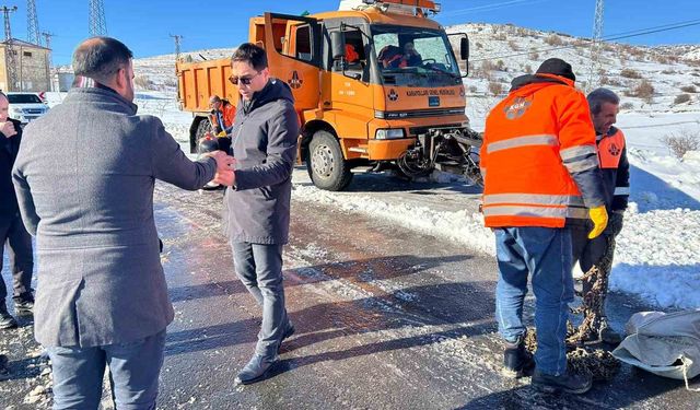 Kaymakam Öztaş, kar mesaisinde olan ekiplerle bir araya geldi