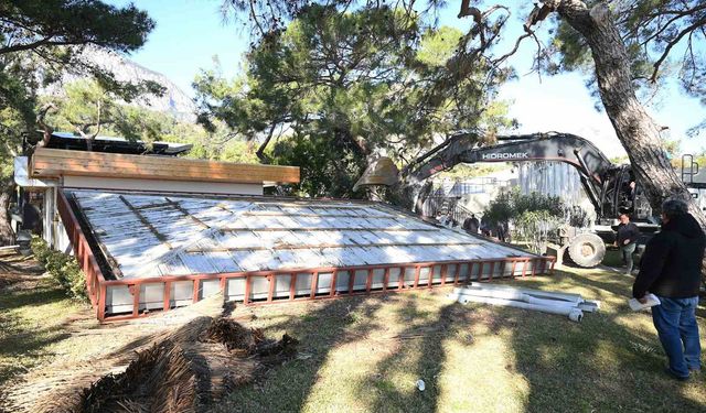 Kemer'de kaçak yapıların yıkımı sürüyor