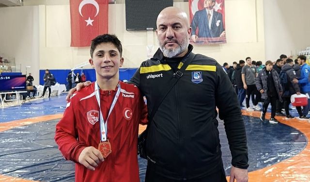 Kendinden iki yaş büyüklerle mücadele edip zirveye çıktı