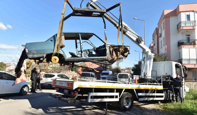 Kepez'de terk edilmiş hurda araçlar kaldırıldı