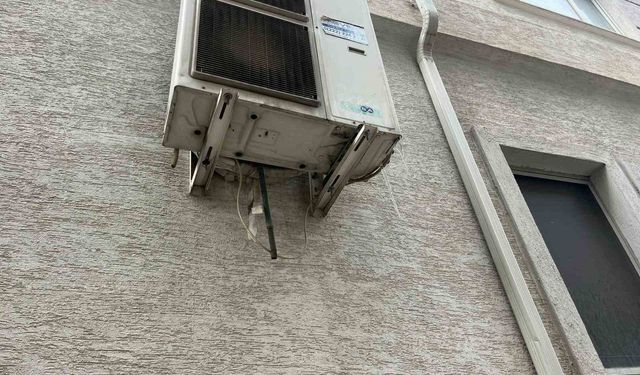 Klima suyu kaldırımı buz pistine çevirdi