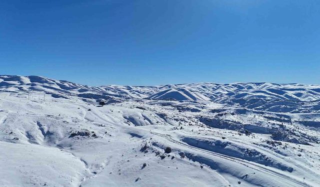 Konya'nın çatısında kar yağışı yüzleri güldürdü