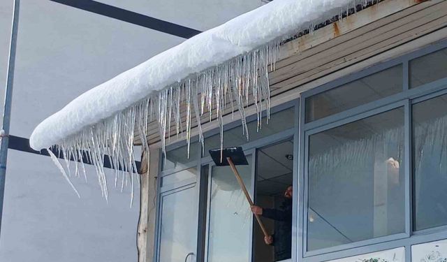 Kulp'ta çatılarda buz sarkıtları oluştu