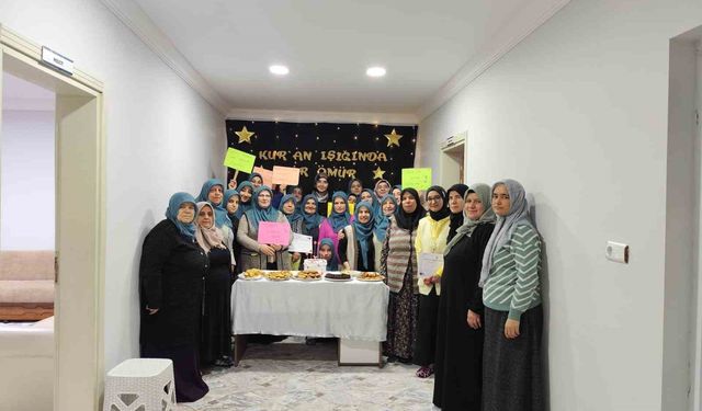 Kur'an okumayı öğrenen kadınlar için program yapıldı