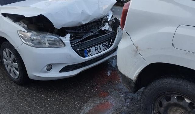 Kurtalan'da iki otomobil çarpıştı