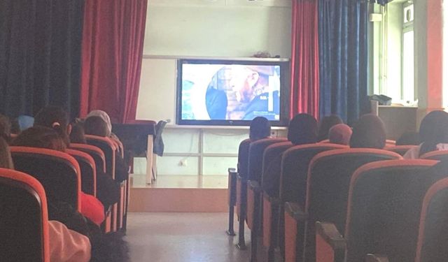 Kütahya Akşemsettin Kız Anadolu İmam Hatip Lisesinde belgesel gösterimi
